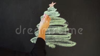 用粉笔在石板上画一棵<strong>圣诞树</strong>。 新年<strong>贺卡</strong>海报样板
